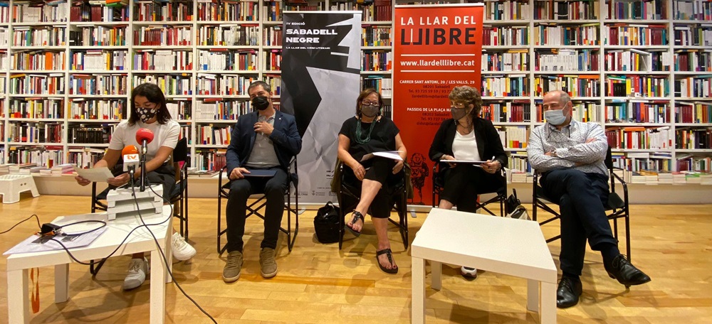 Foto portada: la directora de la biblioteca dels Safareigs, Jèssica Sánchez, el regidor de Cultura, Carles de la Rosa, Rosa Ma Arner i Lídia Urrútia, i Joan Fàbregues, de La Llar del Llibre, a la presentació del festival Sabadell Negre, aquest matí a la Llar del Llibre. Autora: Raquel Triano.