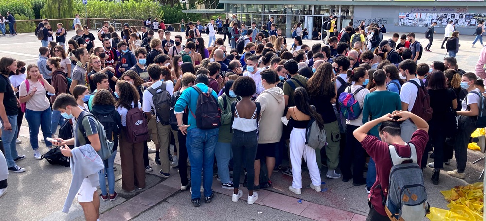 Pla general de persones vinculades a grups antifeixistes amb el cordó de seguretat i els membres de S'ha acabat al mig a la plaça Cívica de la UAB, el 6 d'octubre de 2021.