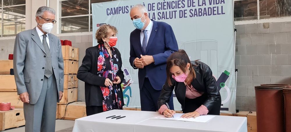 Foto portada: l'alcaldessa de Sabadell, Marta Farrés, signant el protocol a quatre bandes entre l'Ajuntament, l'UAB, el Parc Taulí i l'ESDi. Autor: Ajuntament.