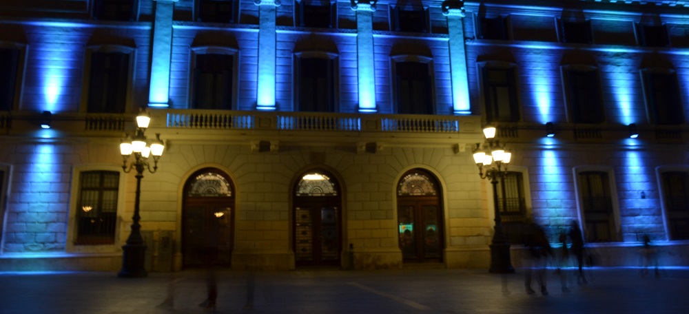 Foto portada: l'ajuntament amb color blau i groc per visibilitzar el dol perinatal. Autor: J.d.A.