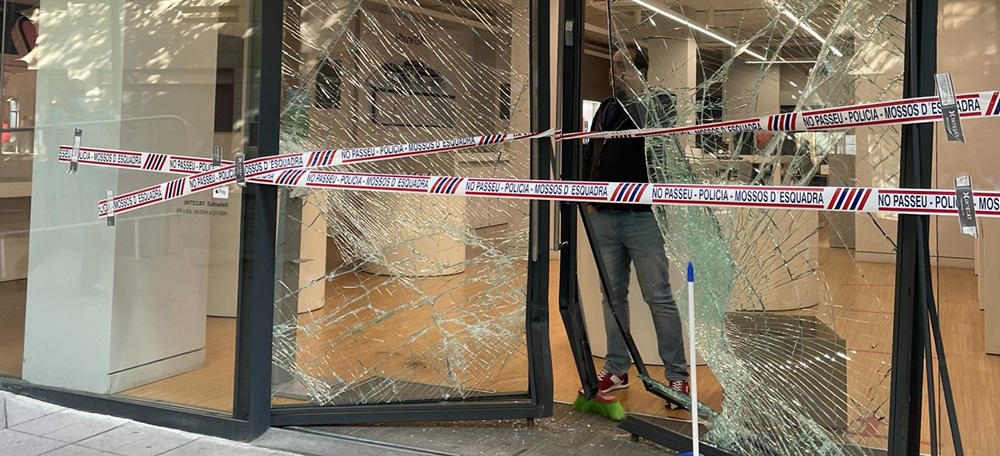 Foto portada: vidre trencat de la botiga Intecat a la Rambla. Autor: cedida.