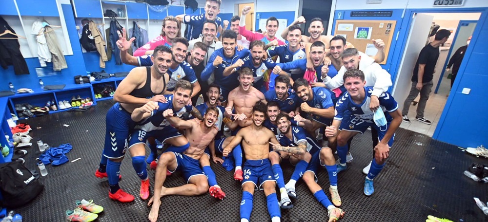 Els jugadors del Sabadell celebrant la victòria balsàmica. Autor: @CESabadell via Twitter. 