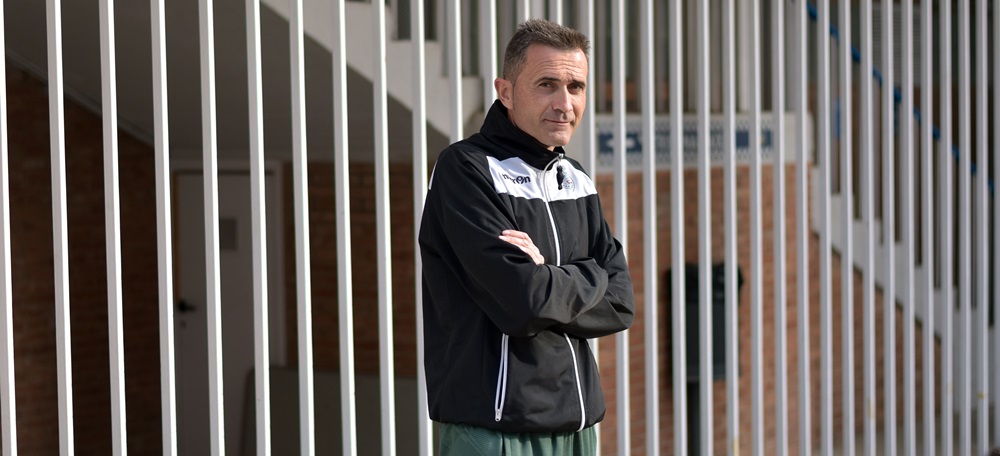 Foto portada: l'entrenador de l'UE Sabadellenca Jesús Rueda 'Betis'. Autor: David Chao.