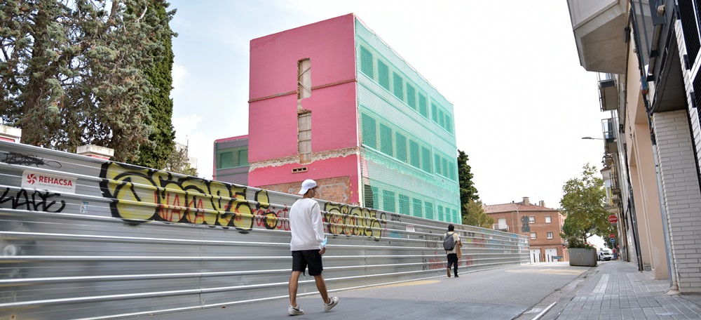 Foto portada: l'antiga escola Riu Sec, al barri de Gràcia, futura Oficina d'Entitats. Autor: D.Chao.