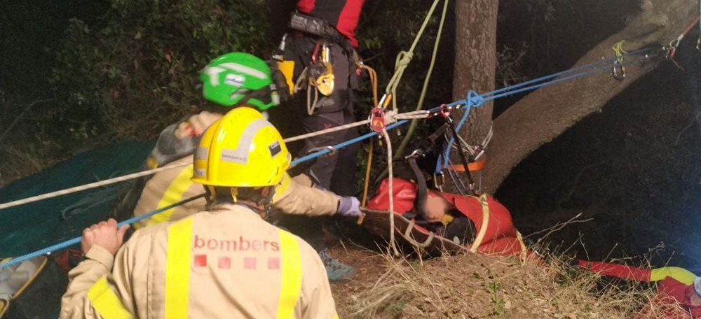 Rescaten una noia d’un barranc de 25 metres. Autor: Bombers