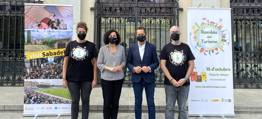 Foto portada: presentació de la primera Rambla del Turisme a la plaça Doctor Robert. Autora: J. Ramon