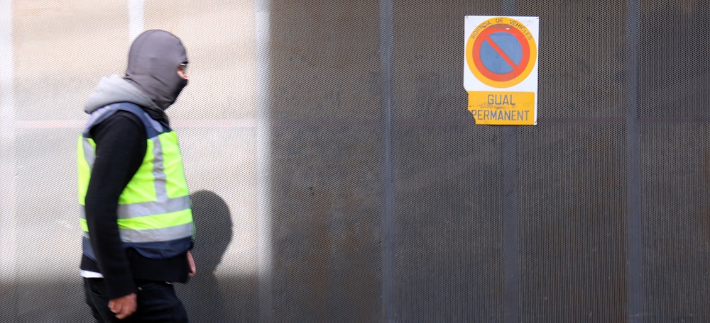 Foto portada: un agent entrant al bloc del carrer Lepant, a l'Eixample, aquest matí. Autor: ACN.