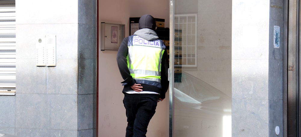 Foto portada: un agent entrant al bloc del carrer Lepant, a l'Eixample, aquest matí. Autor: ACN.