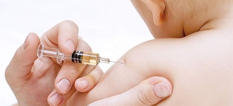 Foto portada: un nadó vacunat.