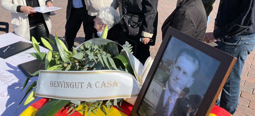 Foto portada: retorn de les restes mortals d'Anton Casanovas a la seva família, al cementiri de Sabadell, aquest migdia. Autor: Justícia.
