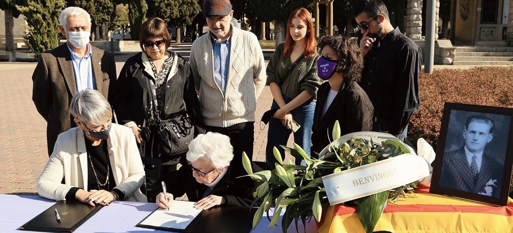 Foto portada: retorn de les restes mortals d'Anton Casanovas a la seva família, al cementiri de Sabadell, aquest migdia. Autor: Justícia.