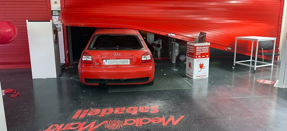 Foto portada: el vehicle encastat a la botiga Mediamarkt, de Via Sabadell. Autor: cedida.