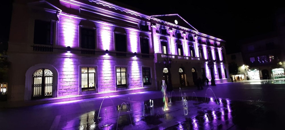 Foto portada: l'edifici de l'Ajuntament, il·luminat de color lila, aquest dimarts al vespre. Autor: Ajuntament.