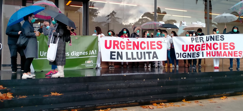 Foto portada: protesta aquest dimecres a l'exterior de l'edifici La Salut. Autor: Sonia Martin / cedida.