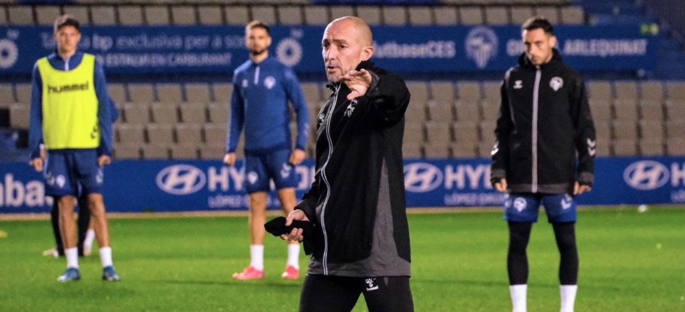 Foto portada: Munitis dirigent el seu primer entrenament. Autor: CE Sabadell.