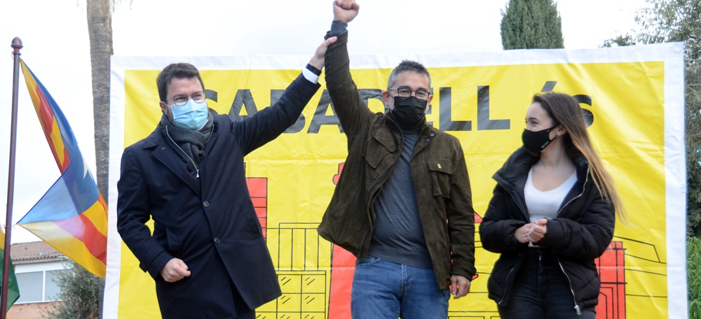 Foto portada: el president de la Generalitat, Pere Aragonès, el portaveu d'ERC a l'Ajuntament, Gabriel Fernàndez, i Laia Vicente, de Jovent Republicà, aquest migdia. Autor: David B.