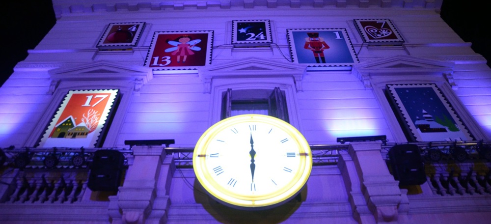 El calendari d'advent, ja instal·lat a la façana consistorial de la plaça del doctor Robert. Autor: David B.