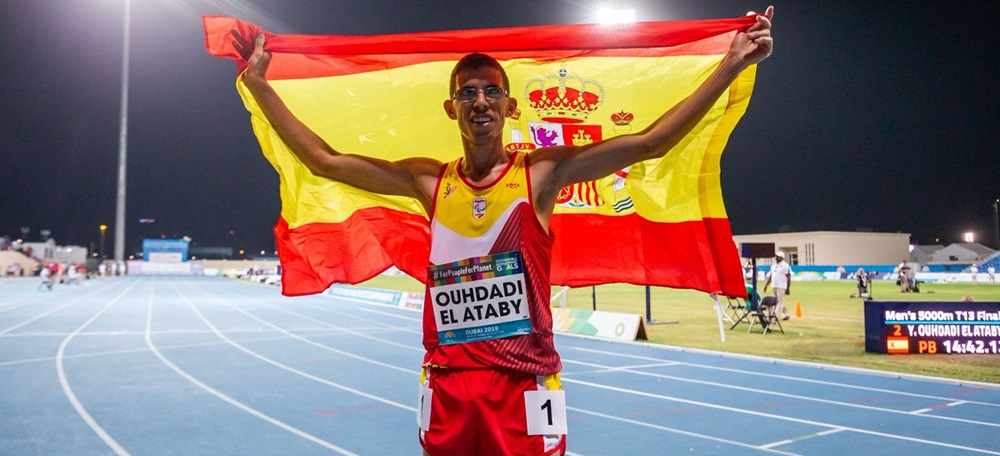 Foto portada: l'atleta paralómpic després de guanyar la prova als Jocs. Autor: Comité Paralímpico Español via Twitter.