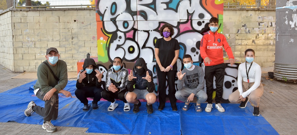 El grup de joves grafiters amb la tinenta d'alcaldessa Marta Morell. Autor: David Chao.