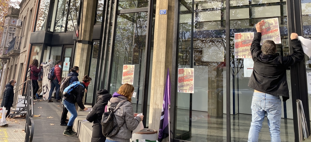 Foto portada: manifestació sindical contra la proposta de llei per regularitzar el servei públic. Aquest dimarts davant els Serveis Territorials. Autora: J. Ramon