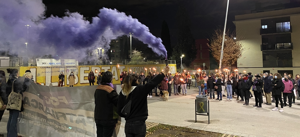 Manifestació feminista abans de començar la marxa de torxes al FGC Can Feu. Autora: J. Ramon