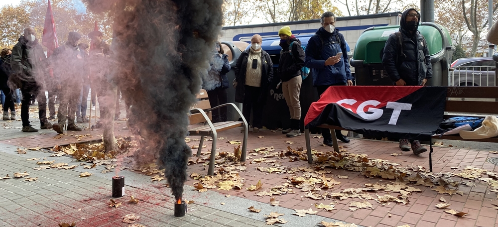 Manifestació sindical contra la proposta de llei per regularitzar el servei públic. Aquest dimarts davant els Serveis Territorials. Autora: J. Ramon