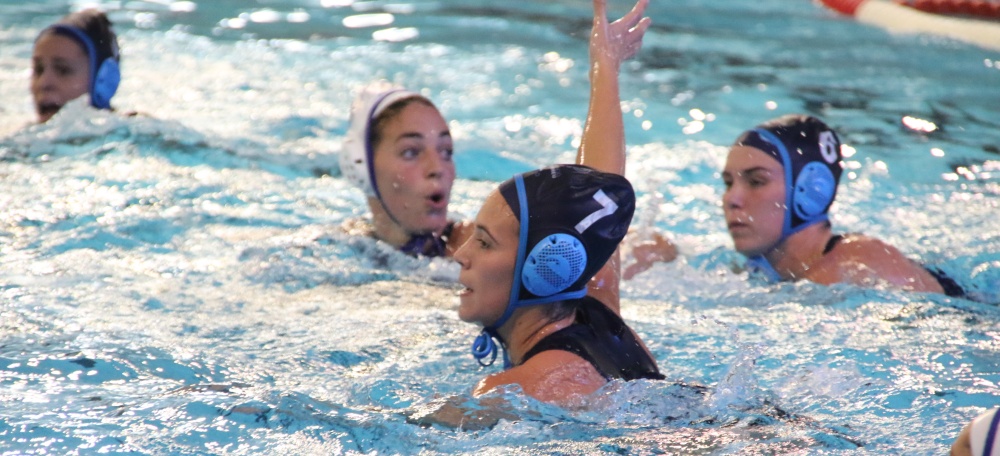 Marina Cordobés, amb el gorro número 7 del Sant Andreu, amb Maica García al darrere (Foto. J.Sànchez)