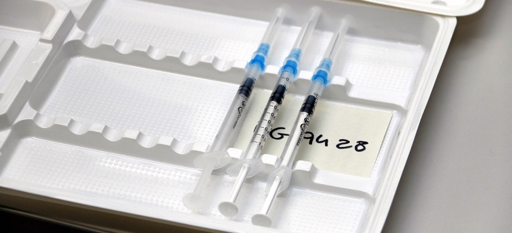 Pla detall d'un estoig amb diverses xeringues amb dosis de la vacuna contra la covid-19, al CAP de Balàfia, el 27 d'octubre de 2021. (Horitzontal)