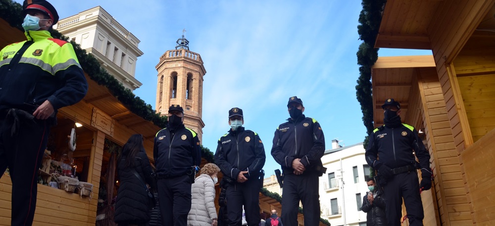 Foto portada: agents de la Policia Municipal i dels Mossos d'Esquadra, aquest dijous. Autor: David B.