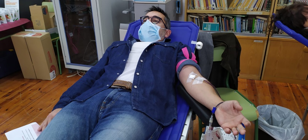 Foto portada: el portaveu d'ERC, Gabriel Fernàndez, donant sang aquesta tarda a l'Escola Industrial. Autor: ERC / cedida.
