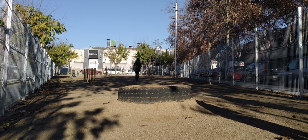 Foto portada: la nova àrea de gossos de Gràcia, davant de l'antic Paladium. Autor: Ajuntament.
