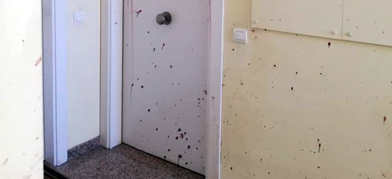 Foto portada: taques de sang a les parets del replà del bloc de pisos on va ser assassinat l'home. Autor: cedida.