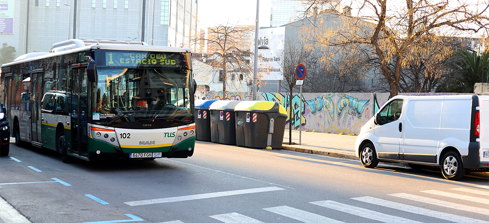 Foto portada: un autobús al carrer de Pi i Margall, a La Creu Alta. Autora: Alba Garcia.