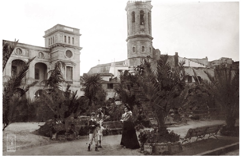 Els Jardinets de la plaça del Doctor Robert entre 1905 i 1906. Autor desconegut. Foto cedida per Lluis Fernández. Present al calendari 'Sabadell ahir' de la UES.