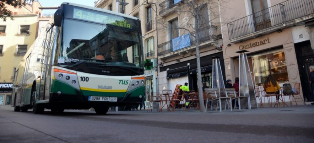 Un autobús de la TUS. La concessionària del transport públic ha vist com s'enfonsava el nombre de viatgers. Autor: David B.