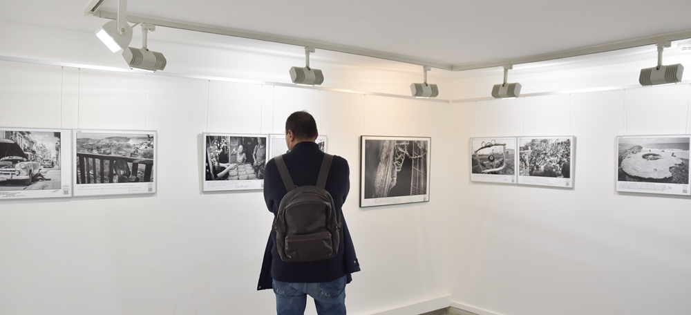 Foto portada: Inauguració de l'exposició fotogràfica 'Llibertats perdudes' al Casal Pere Quart. Autor: David Chao.