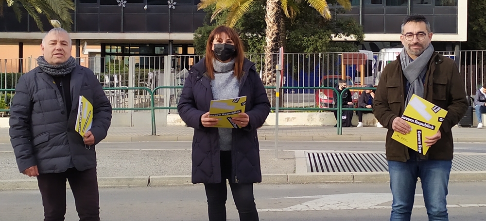 Els regidors republicans Pere Farrés i Francisca Maya i el portaveu d'ERC a Sabadell, Gabriel Fernàndez, en la presentació de la moció. Autor: cedida.