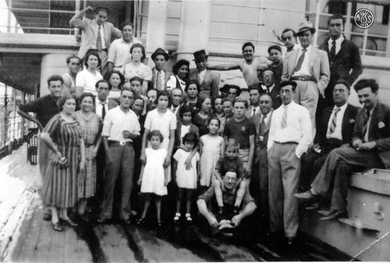 Coberta del vaixell Groix. De dreta a esquer ra, asseguts, el segon és Josep Rosas, al Port de Buenos Aires (Argentina). 31 de d esembre de 1939. Autor: desconegut/ Arxiu Històric de Sabadell.