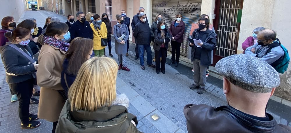 Una de les parades de L'itinerari Les stolpersteine a Sabadell. La memòria dels deportats sabadellencs als camps nazis, aquest dissabte al carrer de les Comèdies. Autora: J. Ramon.