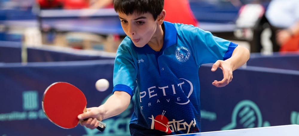 Foto portada: el benjamí del CN Sabadell de tennis taula. Autor: cedida.