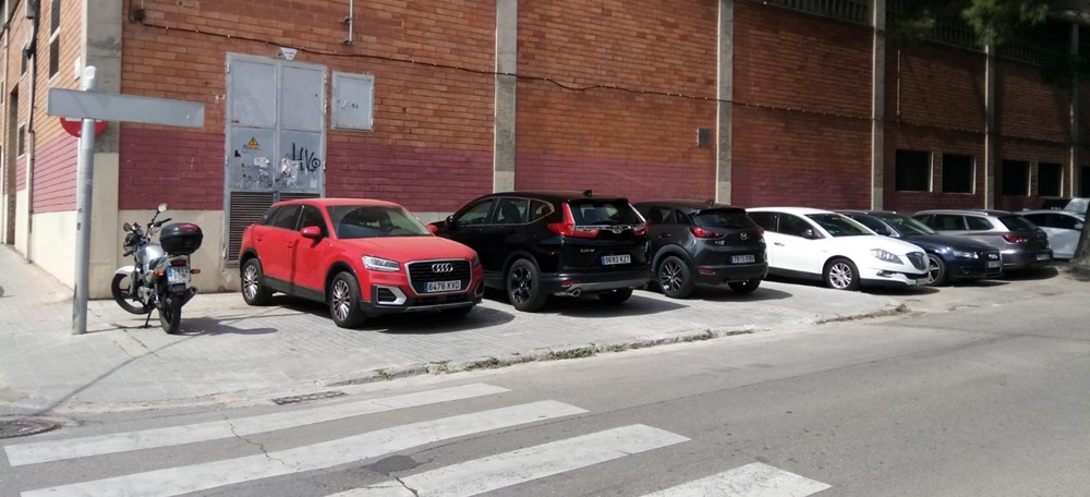 Foto portada: vehicles aparcats fora de lloc al carrer de Calassanç Duran, prop del tanatori. Autor: cedida.