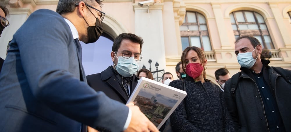 Foto portada: el portaveu d'ERC a l'Ajuntament, Gabriel Fernàndez, el president de la Generalitat, Pere Aragonès, amb les publicacions, l'alcaldessa de Sabadell, Marta Farrés, i el director de iSabadell, Jordi de Arriba, el 2 de febrer de 2022.