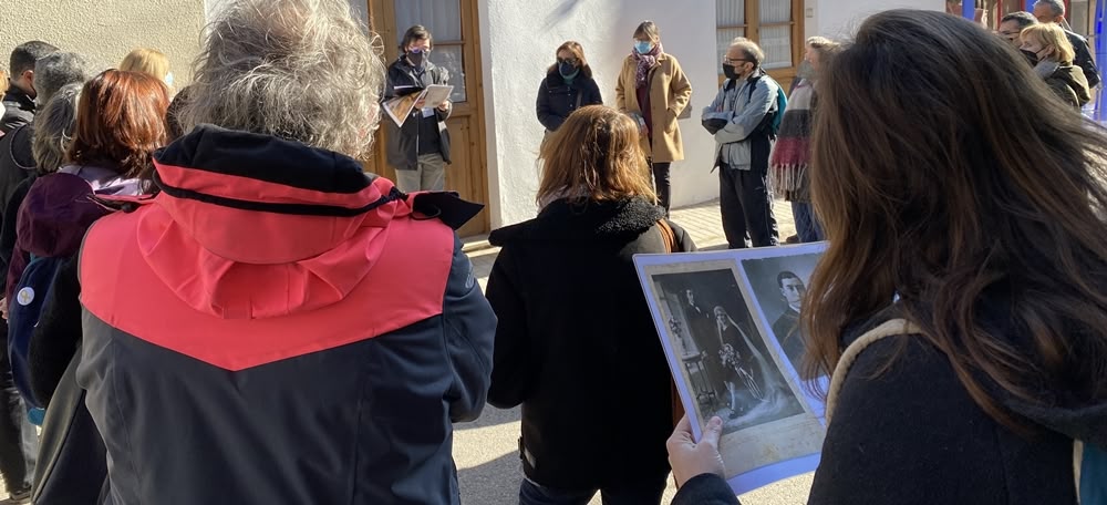 Una de les parades de L'itinerari Les stolpersteine a Sabadell. La memòria dels deportats sabadellencs als camps nazis, aquest dissabte. Autora: J. Ramon.