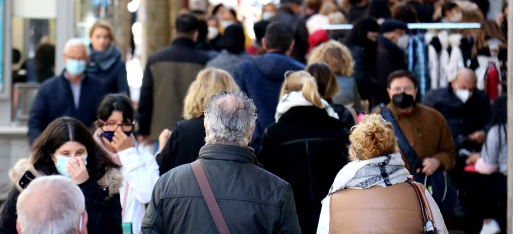 Foto portada: ciutadans a la Rambla de Sabadell, durant el Black Friday. Autor: ACN.