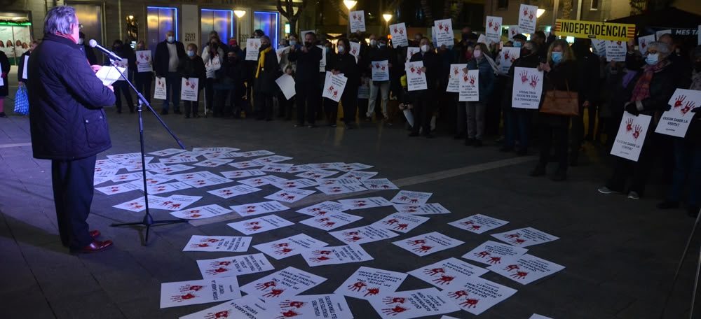 Foto portada: concentració de l'ANC a la plaça Sant Roc pel cas Villarejo. Autor: David B.