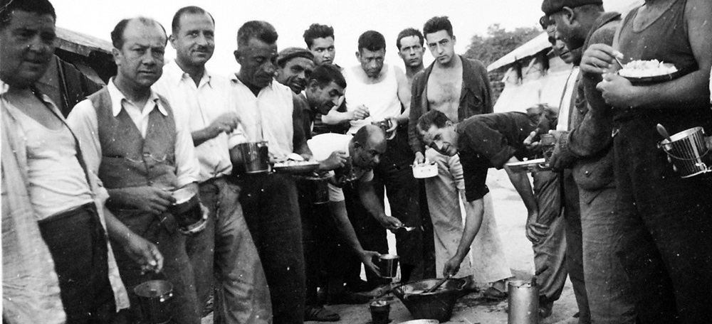 Camp de concentració de Bram. Josep Rosas quart d'esquerra a dreta. 1939. Autor: Antoni Agulló Rosselló/ Arxiu Històric de Sa badell.