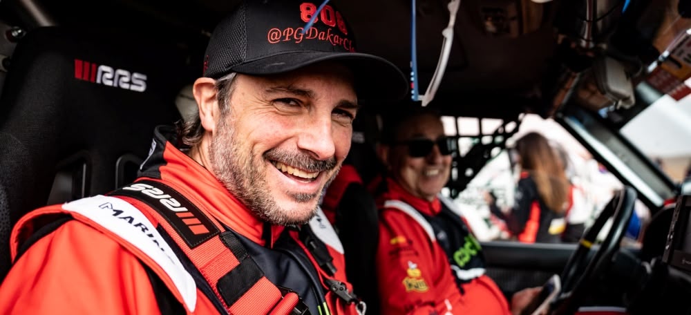 L'alegría de Sergi Giralt al seu primer Dakar (Foto; Víctor Cuervo)