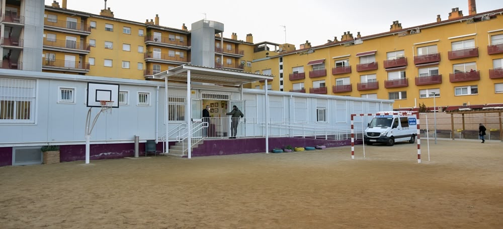 Foto portada: exterior de l'institut Narcisa Freixas, a l'Eixample. Autor: David Chao.