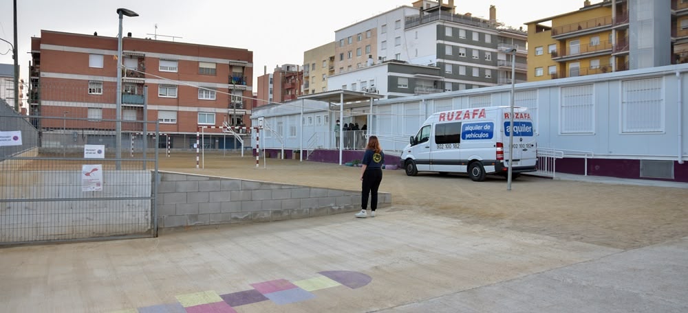 Foto portada: exterior de l'institut Narcisa Freixas, a l'Eixample. Autor: David Chao.