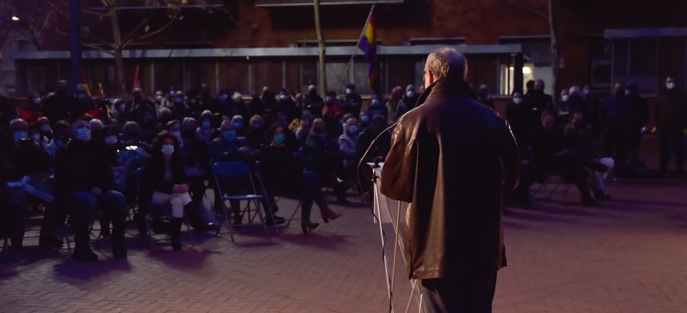 El president d'Amical de Mauthausen, Joan Manel Calvo, en el memorial a les víctimes de l'holcaust; aquest dijous a la plaça Montserrat Roig. Autor: David Chao.